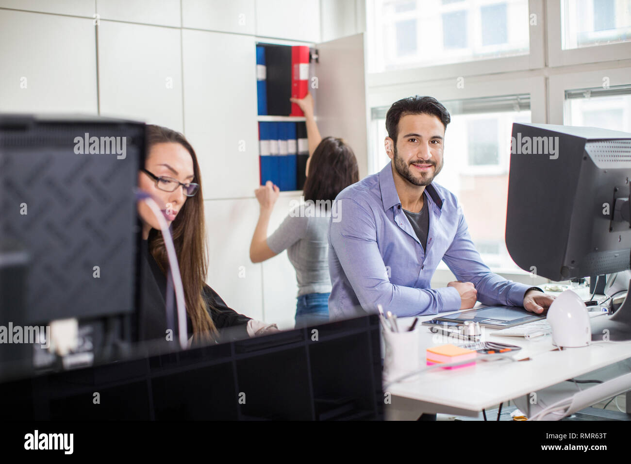 Le persone che lavorano in ufficio Foto Stock