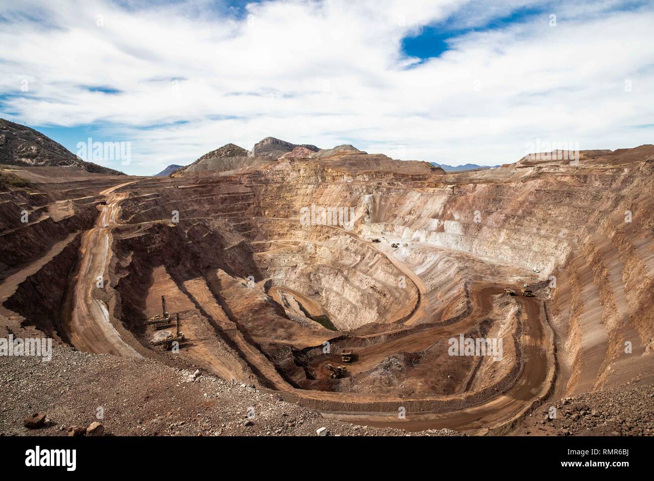 Vista panoramica della miniera a cielo aperto in miniera d'oro in Sonora, Messico. vista panoramica del Tajo un cielo abiernto en mina de oro en Sonora, Messico. Foto Stock