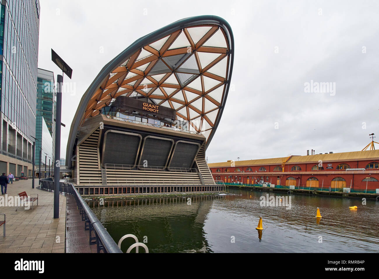 LONDON canary wharf GIANT ROBOT costruzione nel Dock del nord Foto Stock