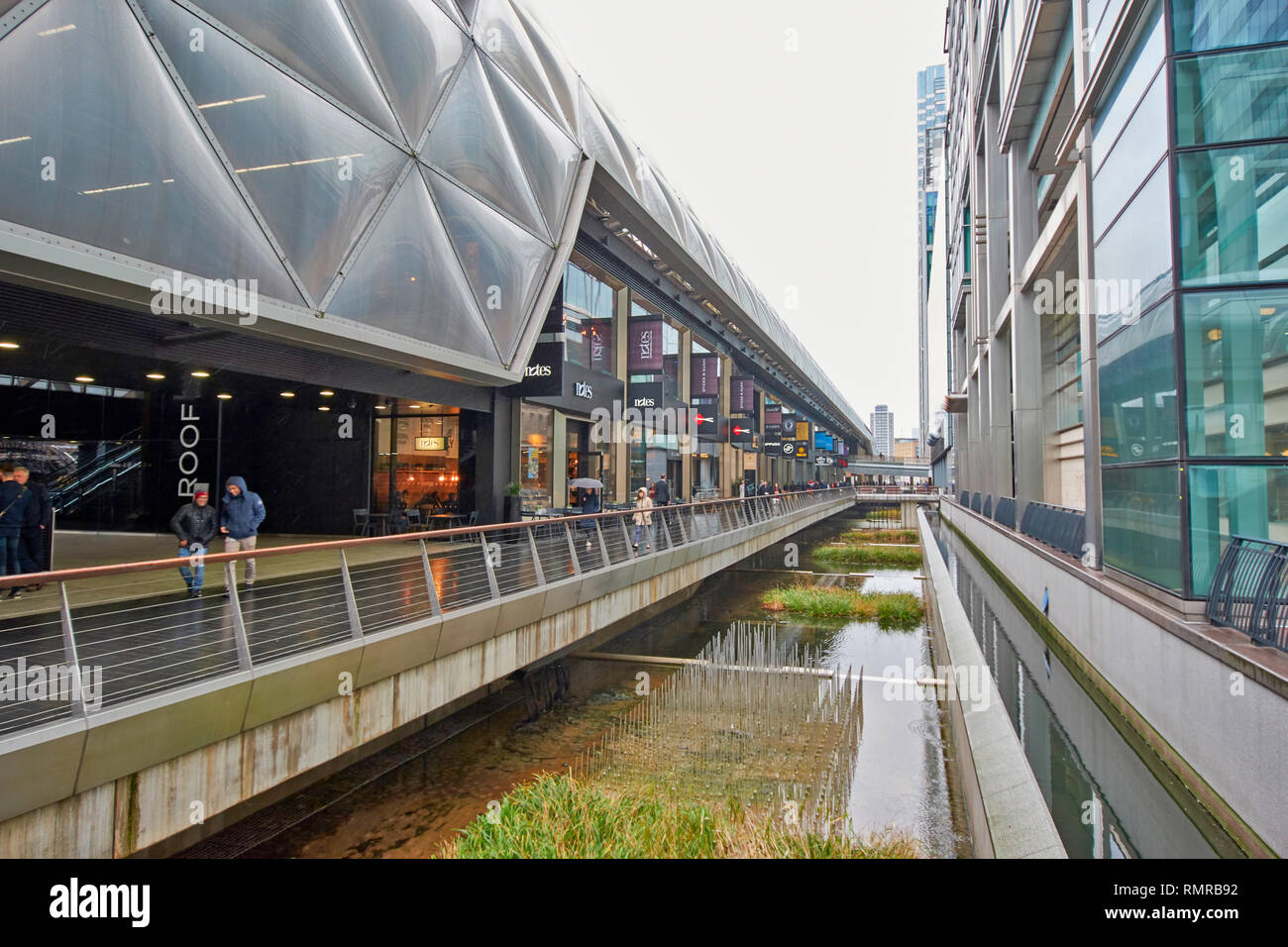 LONDON canary wharf GIANT ROBOT CROSSRAIL posto negozi sotto il giardino sul tetto Foto Stock