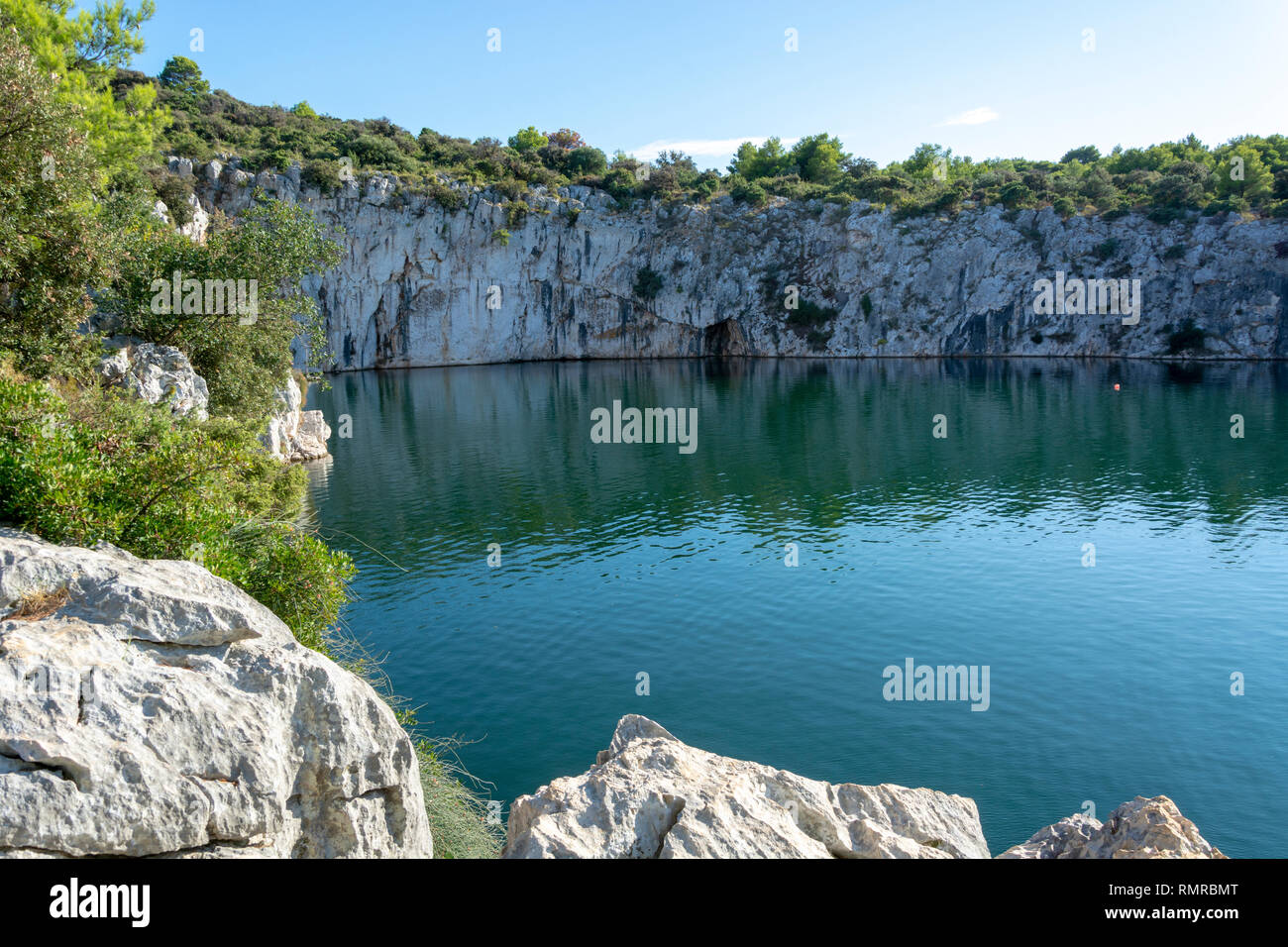 Dragon's Eye - Zmajevo Oko in Rogoznica, Croazia. Geohydromorphological naturale fenomeno. Lago di acqua salata. Foto Stock