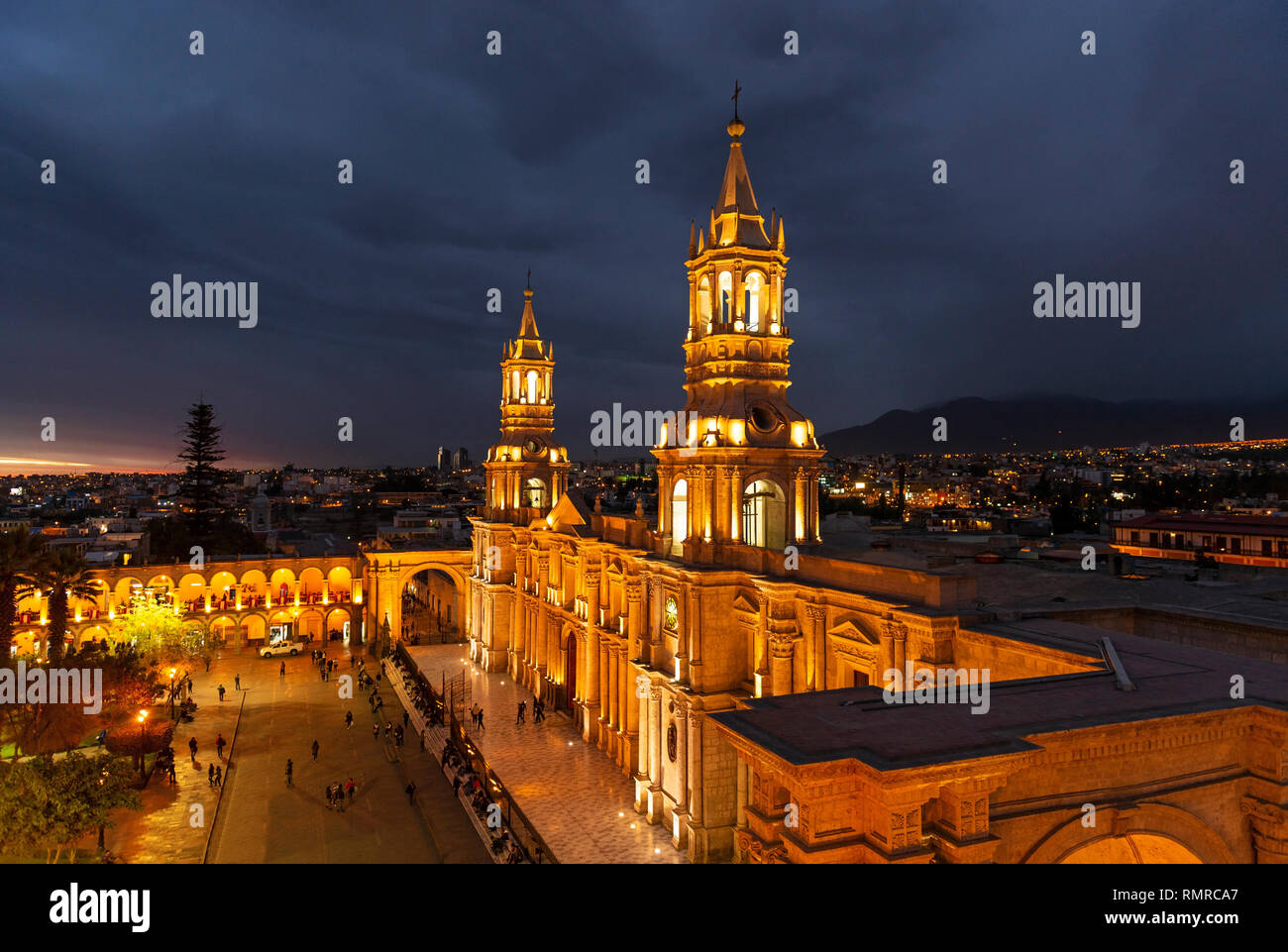La città di Arequipa dopo il tramonto con il duomo illuminato e la Plaza de Armas piazza principale, Perù. Foto Stock