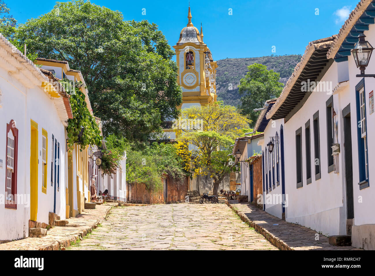 Street view con il San Antonio chiesa in background in Tiradentes, Minas Gerais, Brasile Foto Stock