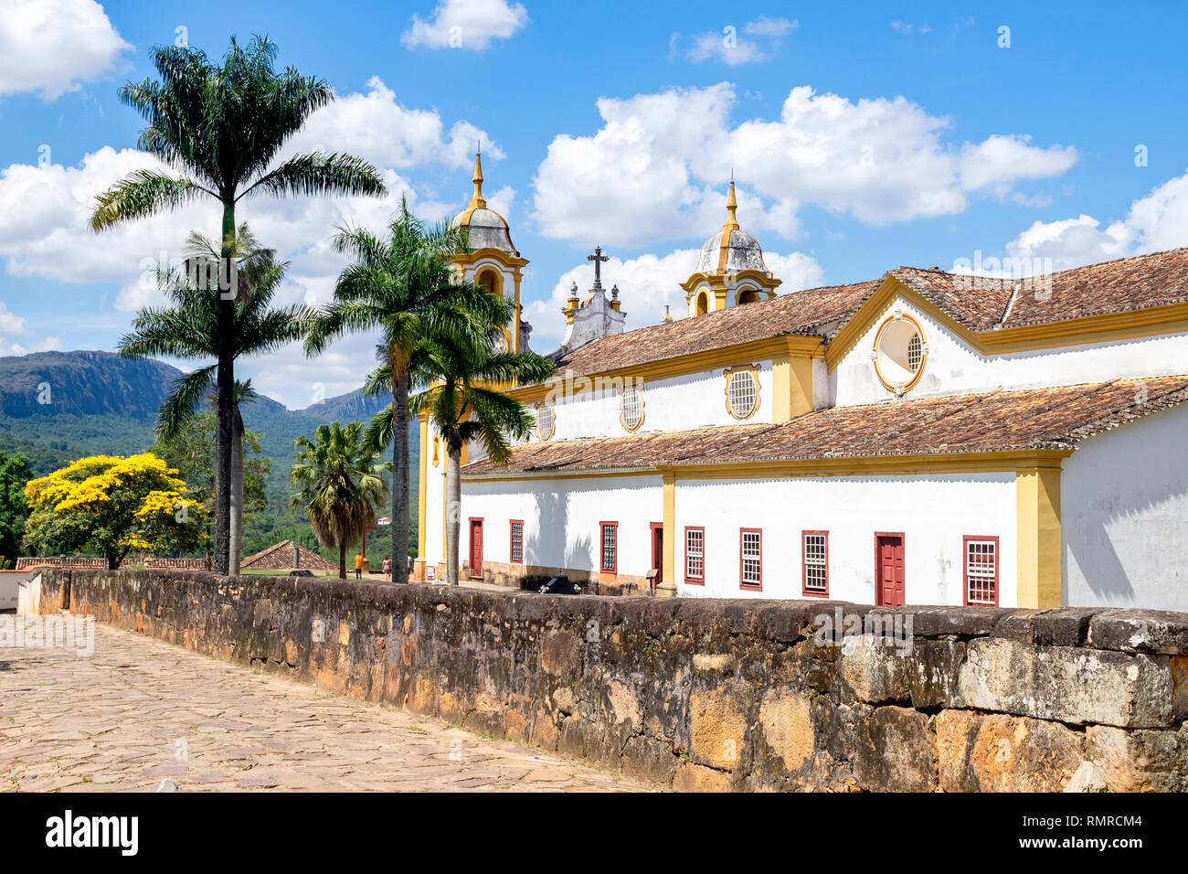 Veduta laterale del San Antonio chiesa in Tiradentes, Minas Gerais, Brasile Foto Stock
