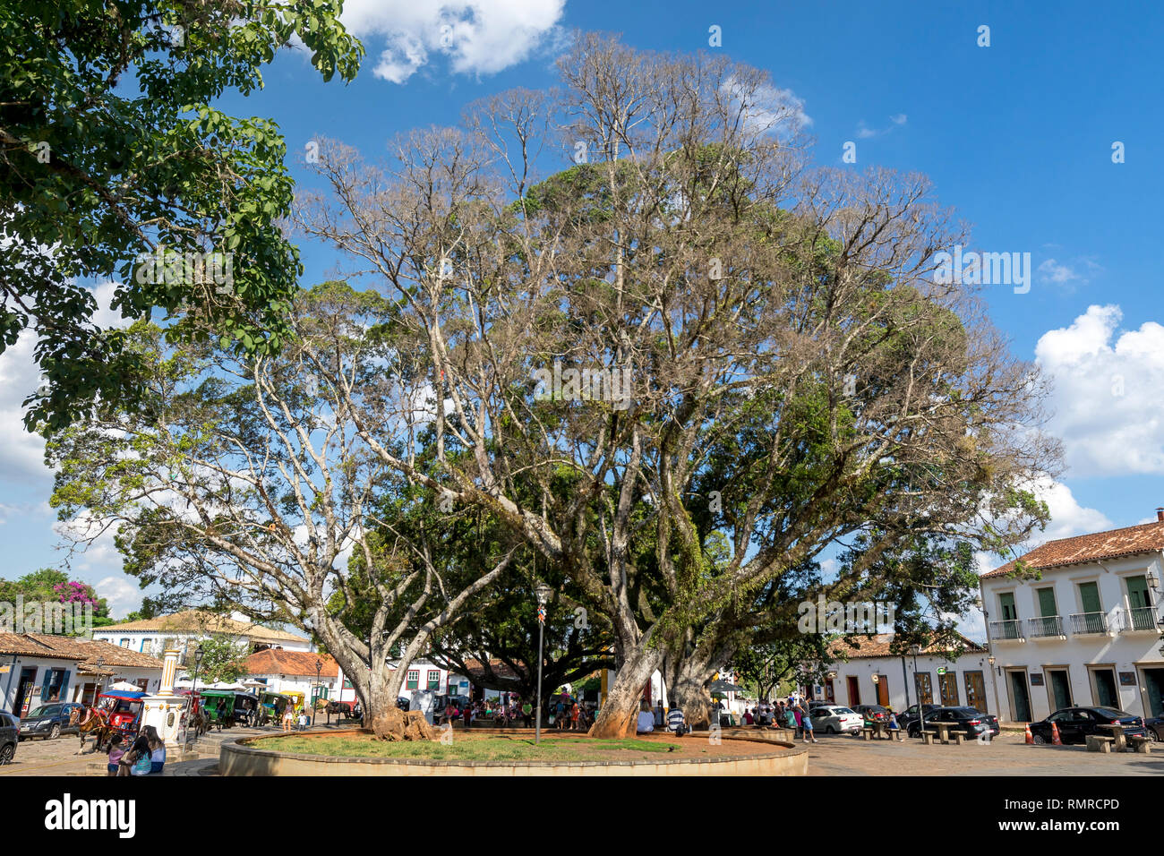 Vista sulla strada di ciottoli lapidato strade di città coloniale di Tiradentes Minas Gerais, Brasile con carrelli nella piazza principale Foto Stock