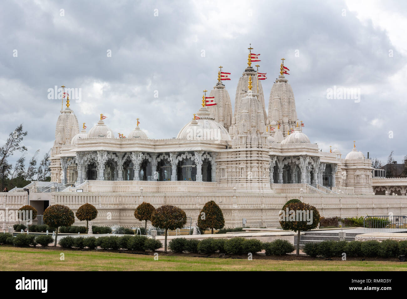 Houston, Texas, Stati Uniti d'America - 16 gennaio 2017. Vista esterna del tempio indù BAPS Shri Swaminarayan Mandir in Houston, TX, con persone. Foto Stock
