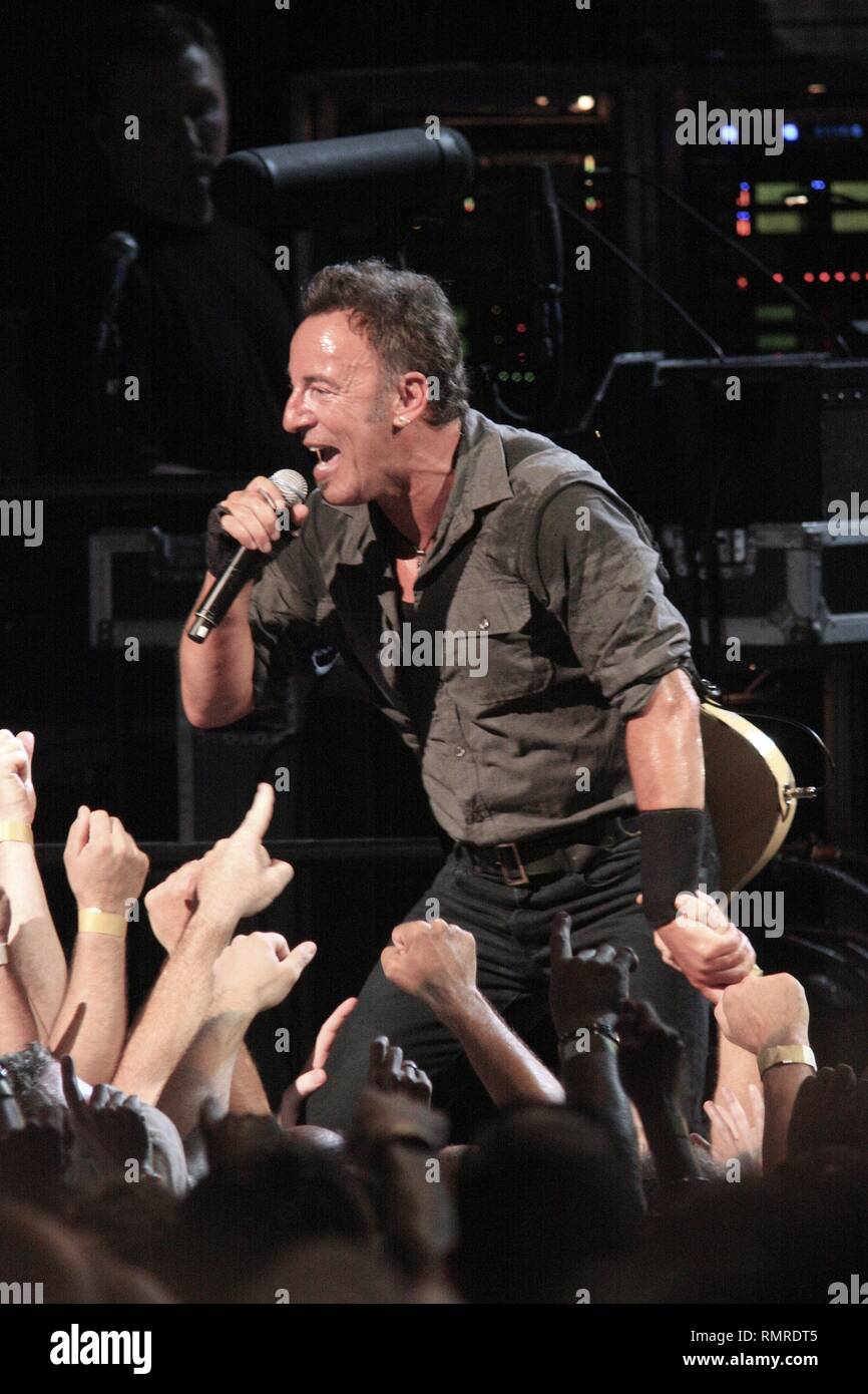 Cantante, compositore e chitarrista Bruce Springsteen è mostrato esibirsi sul palco durante un 'live' aspetto di concerto. Foto Stock