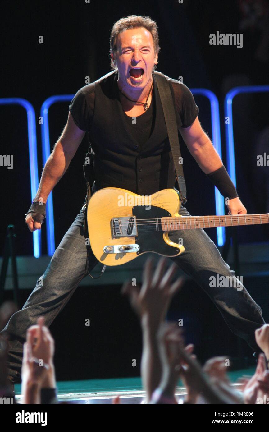Cantante, compositore e chitarrista Bruce Springsteen è mostrato esibirsi sul palco durante un 'live' aspetto di concerto. Foto Stock