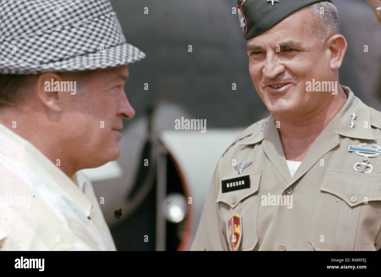 Anita Bryant und Bob Hope besuchen die US-Soldaten in Vietnam - Anita Bryant & Bob Hope ha viaggiato con la OSU-Tour durante la Guerra del Vietnam Foto Stock