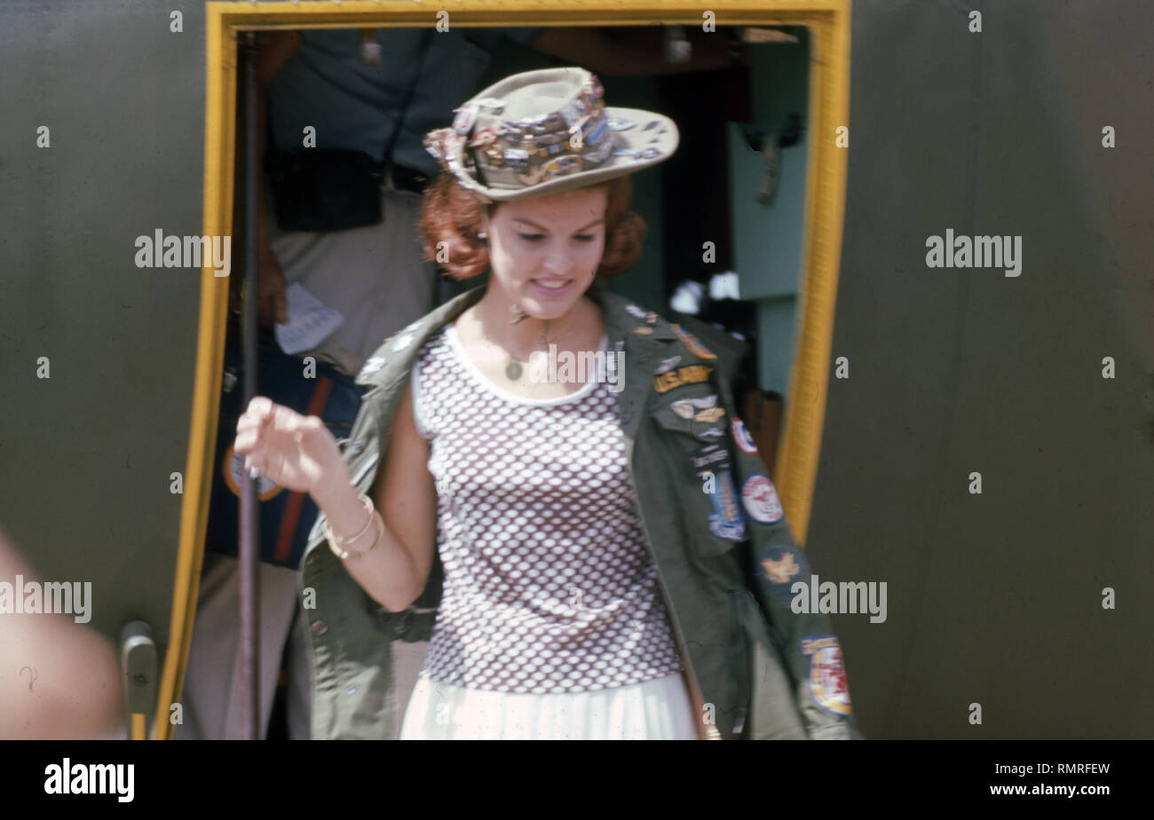 Anita Bryant und Bob Hope besuchen die US-Soldaten in Vietnam - Anita Bryant & Bob Hope ha viaggiato con la OSU-Tour durante la Guerra del Vietnam Foto Stock