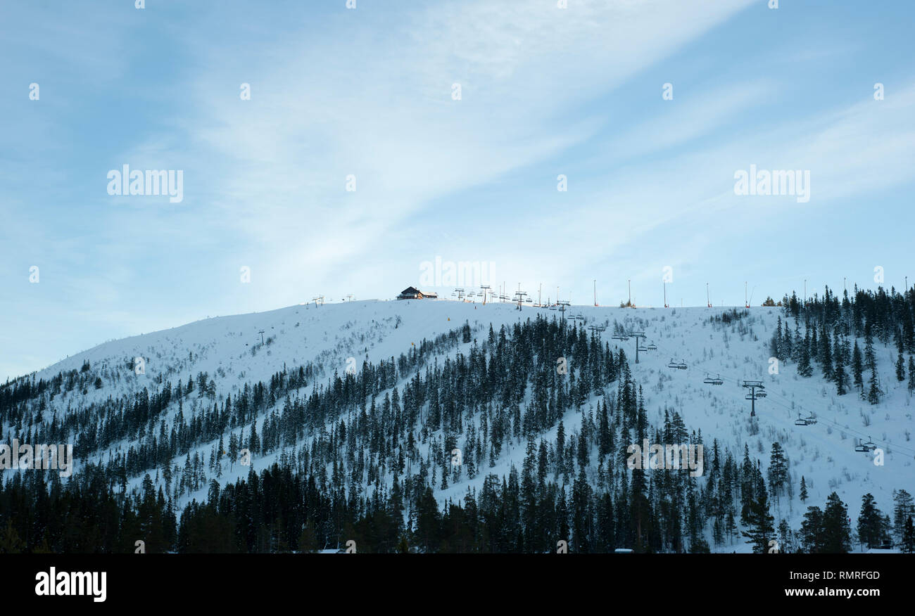 La Svezia, sci può essere un mezzo di trasporto, una attività ricreative o un competitivo sport invernali in cui il partecipante utilizza gli sci a scivolare sulla neve. Foto Stock