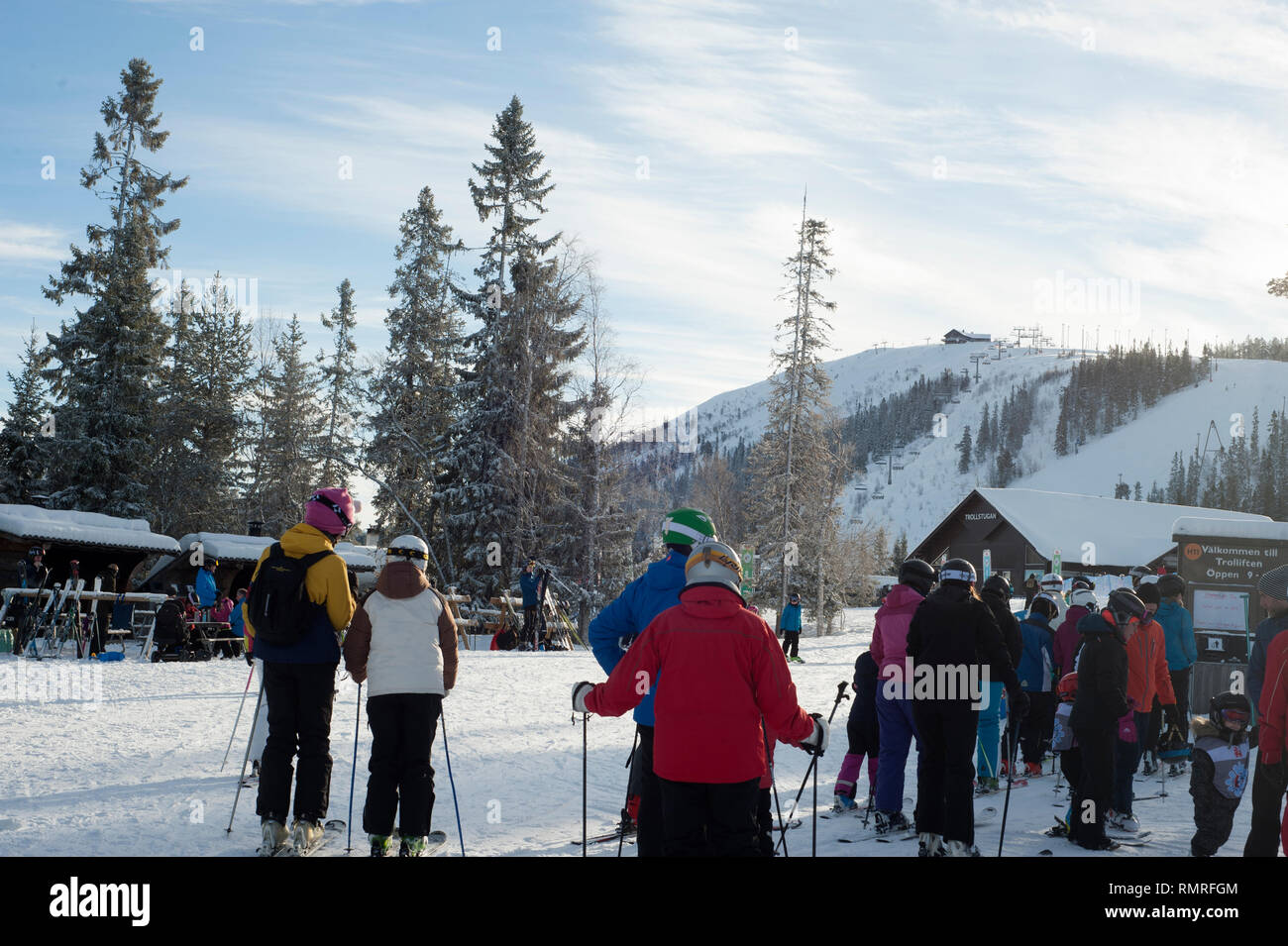 La Svezia, sci può essere un mezzo di trasporto, una attività ricreative o un competitivo sport invernali in cui il partecipante utilizza gli sci a scivolare sulla neve. Foto Stock