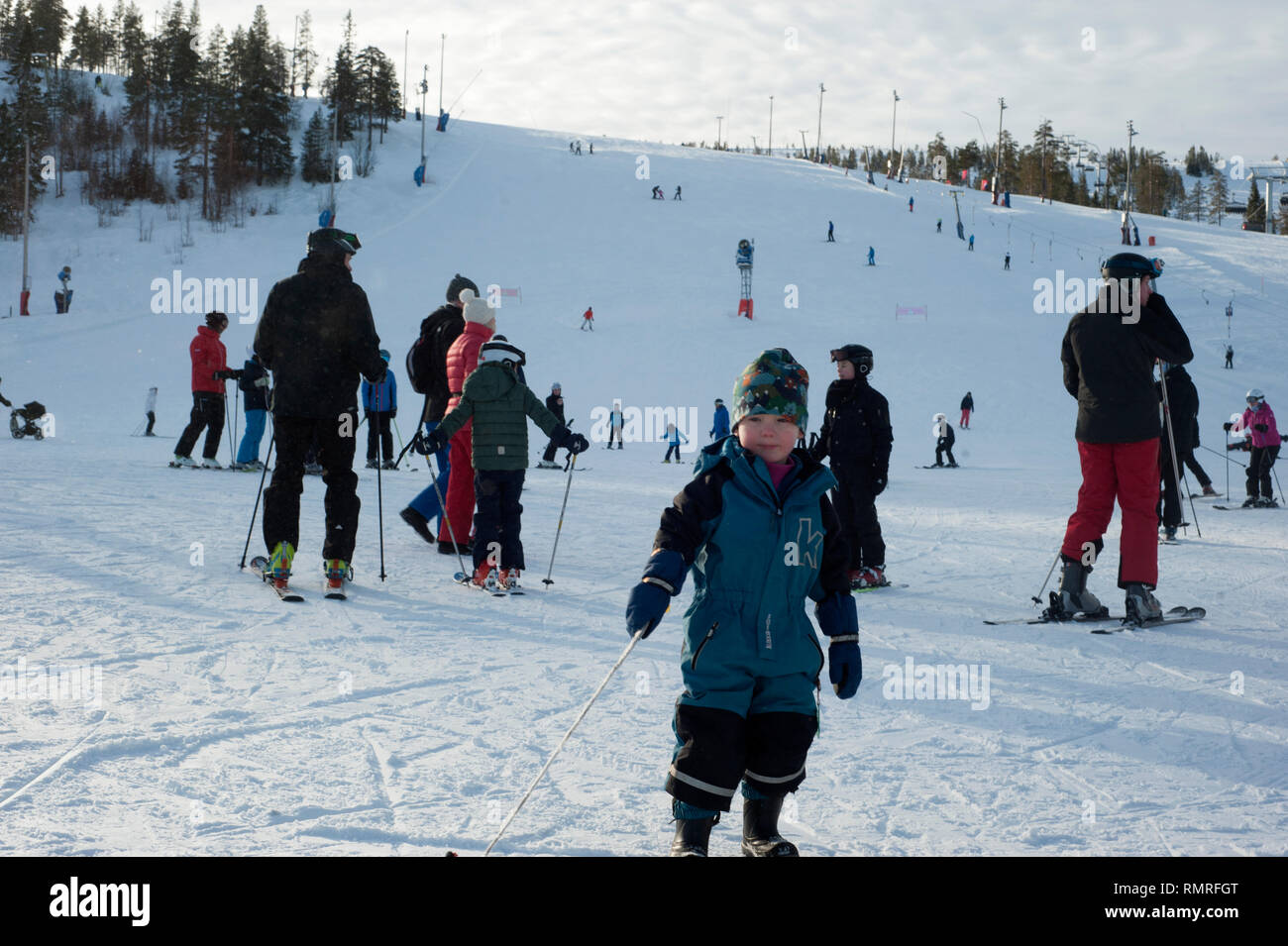 La Svezia, sci può essere un mezzo di trasporto, una attività ricreative o un competitivo sport invernali in cui il partecipante utilizza gli sci a scivolare sulla neve. Foto Stock