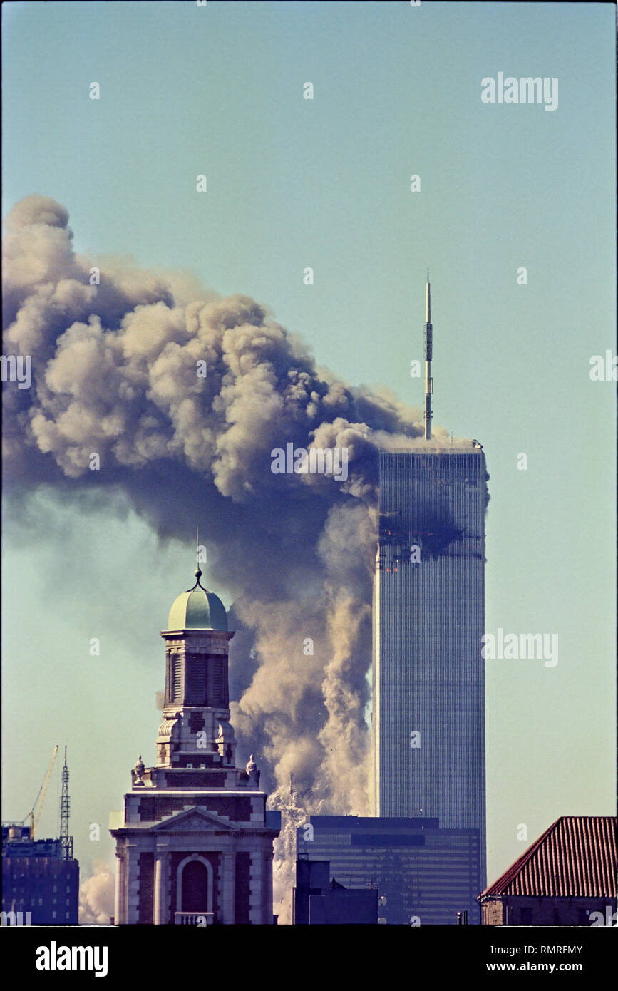 World Trade Center attaccare le foto scattate da 14 street su un tetto come le Torri di masterizzazione e uno è caduta. Foto Stock