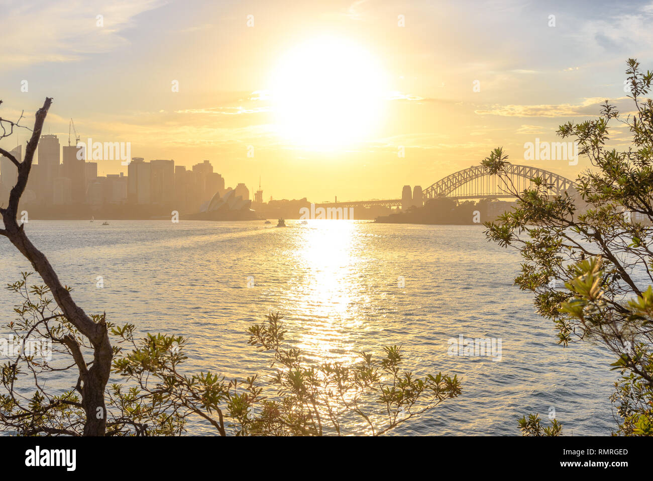 Tramonto da Cremorne Point con la Sydney Opera House, Harbour Bridge e il CBD in background sull acqua Foto Stock