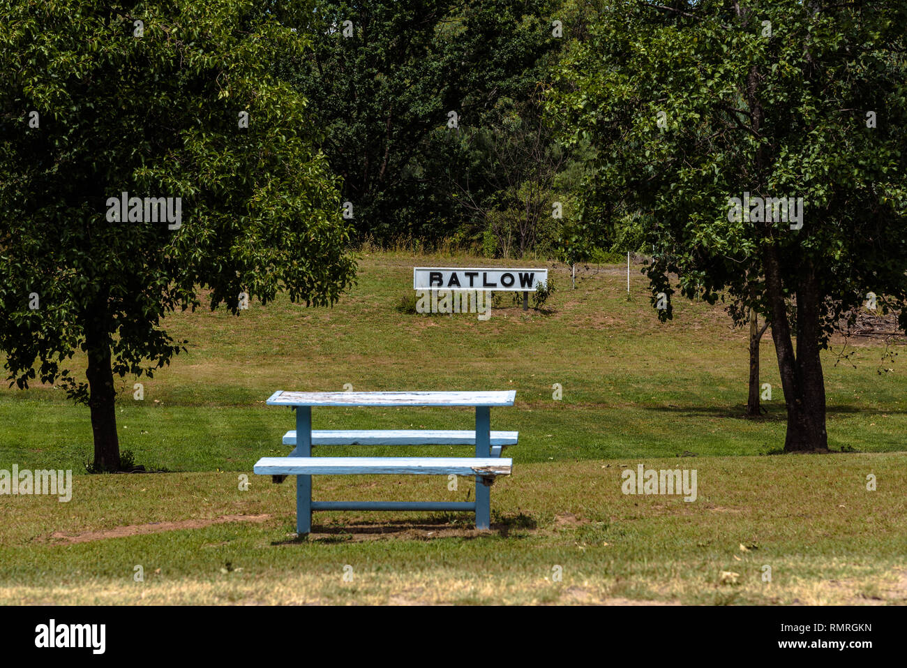 Un tavolo da picnic e città accedi Batlow, Nuovo Galles del Sud, Australia in una giornata di sole Foto Stock