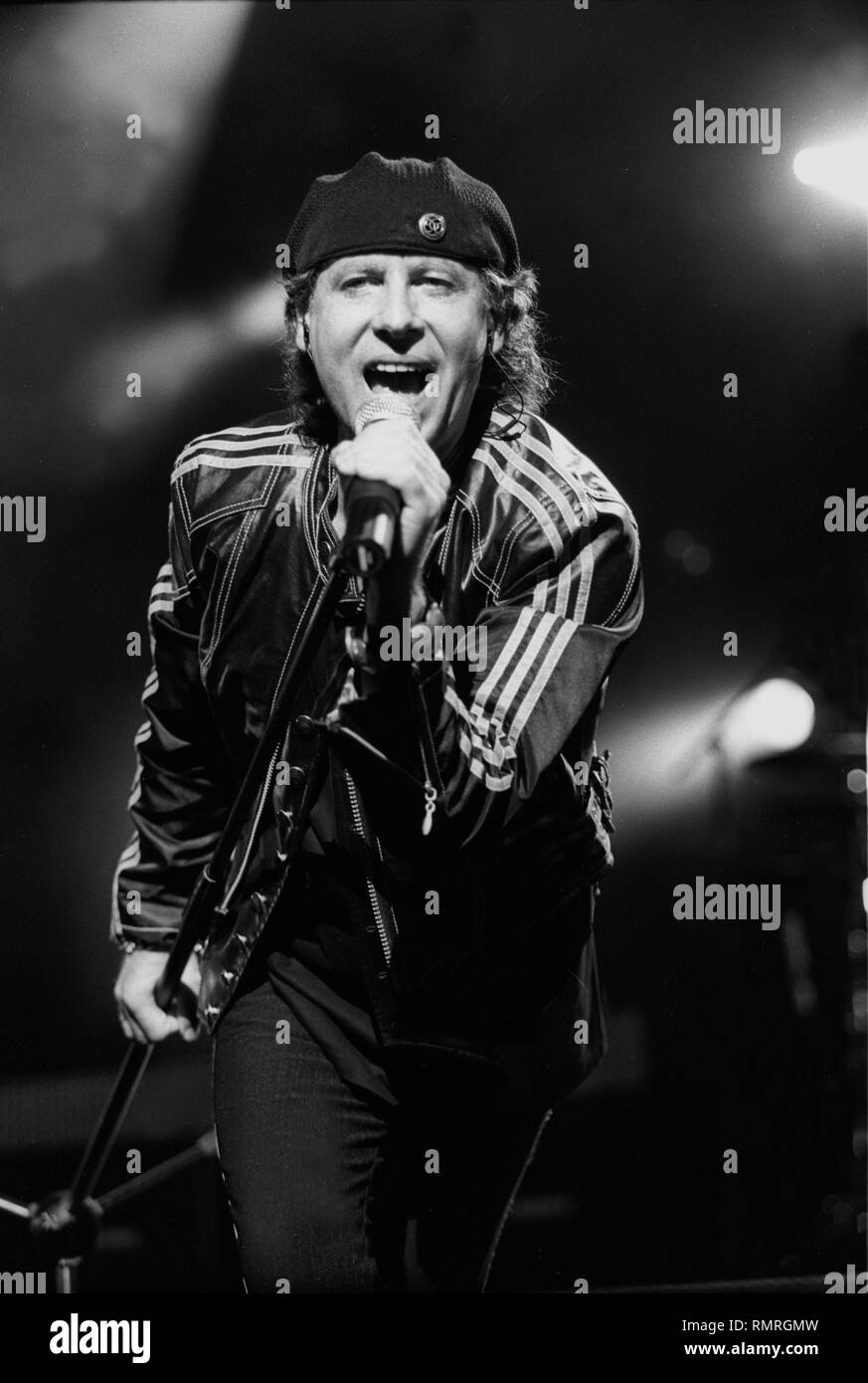 Il cantante Klause Meine della heavy metal band Scorpions è mostrato esibirsi sul palco durante un 'live' aspetto di concerto. Foto Stock Il cantante Klause Meine della heavy metal band Scorpions è mostrato esibirsi sul palco durante un 'live' aspetto di concerto. Foto Stock