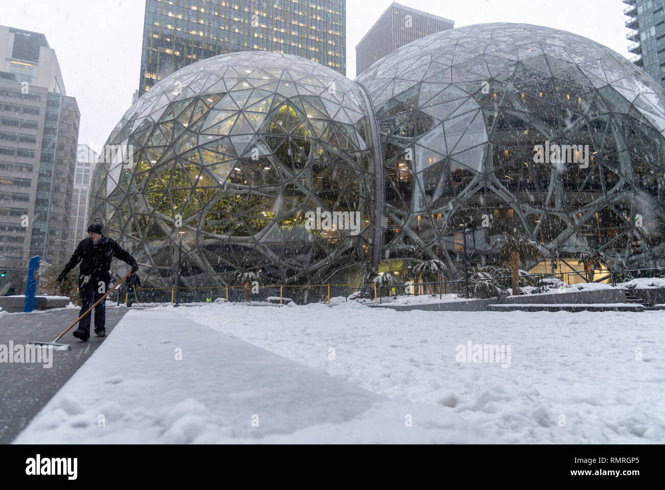 Seattle, Washington circa inverno 2019 la società Amazon la sede mondiale di sfere campus green house terrarium uffici durante una rara tempesta di neve. Foto Stock