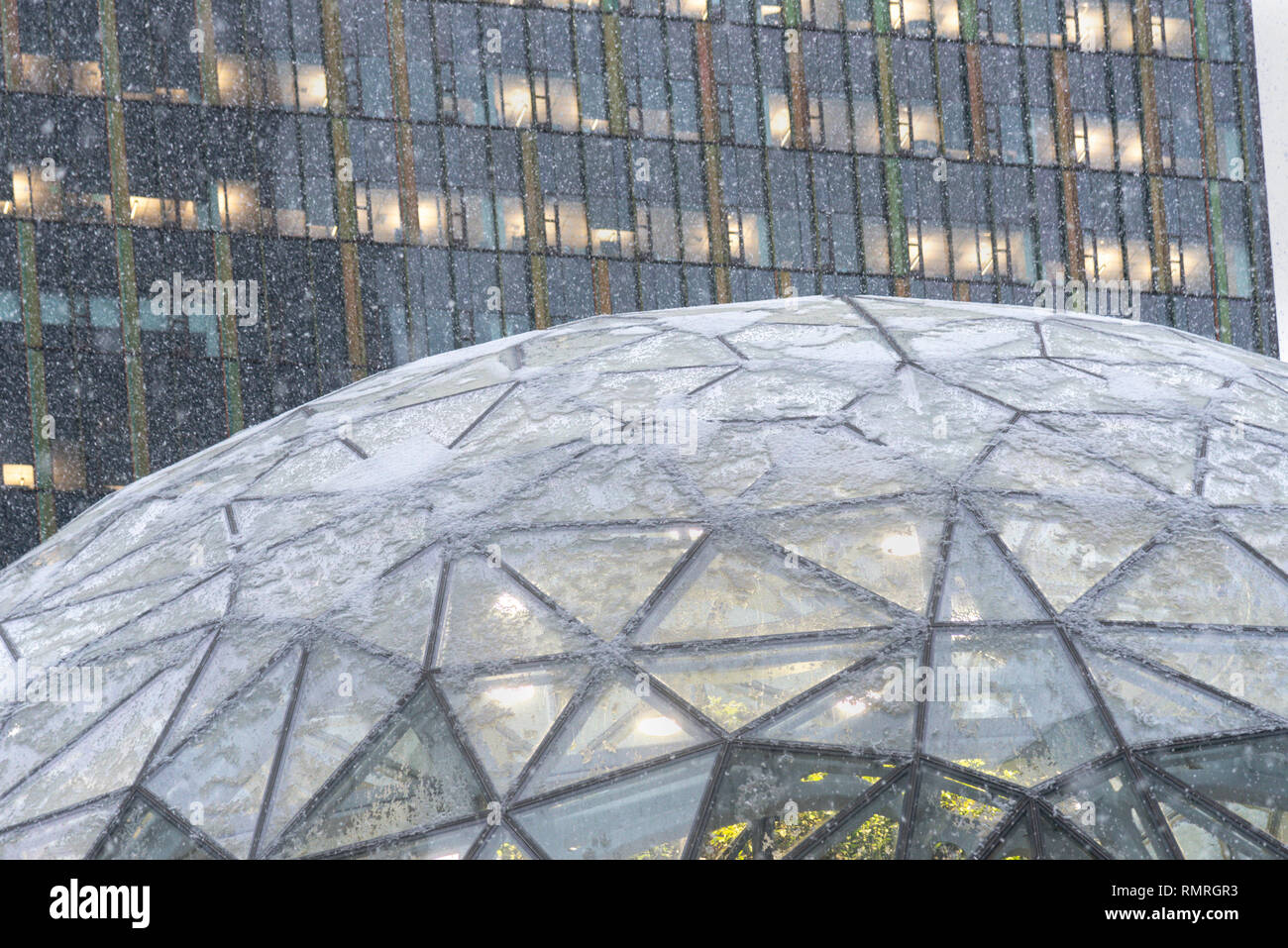 Seattle, Washington circa inverno 2019 la società Amazon la sede mondiale di sfere campus green house terrarium uffici durante una rara tempesta di neve. Foto Stock