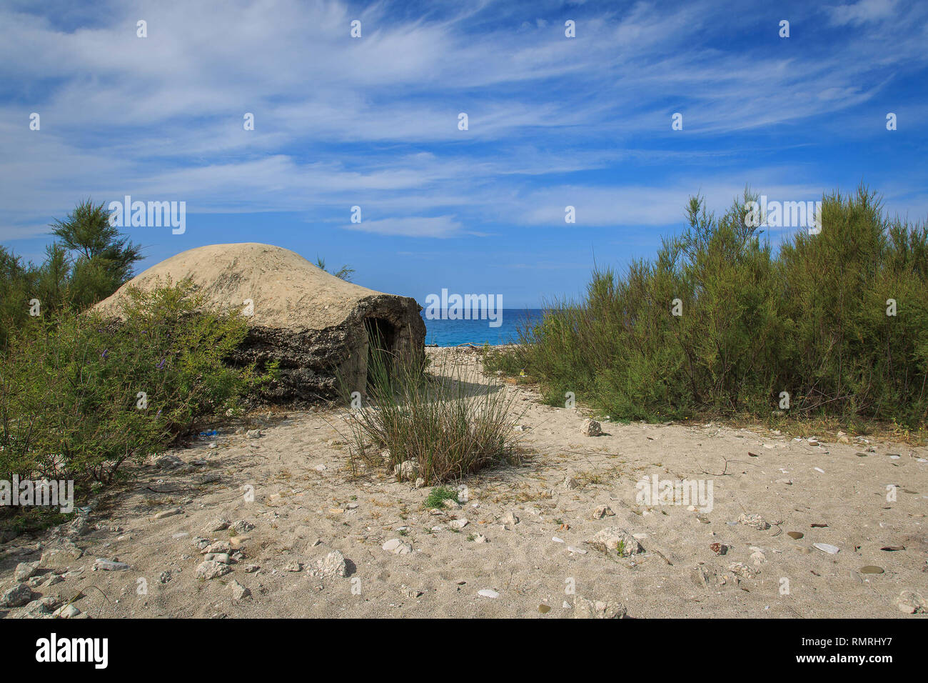 Bunker in Borsh's Beach. Borsh è un villaggio marittimo, nella Riviera albanese e la spiaggia è la più grande nel mare Ionio, 7 km. Foto Stock