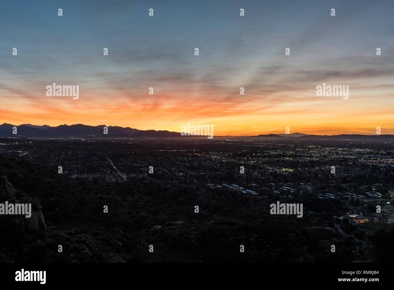 Colorato predawn vista della valle di San Fernando quartieri e le montagne di San Gabriel nella città di Los Angeles, California. Foto Stock