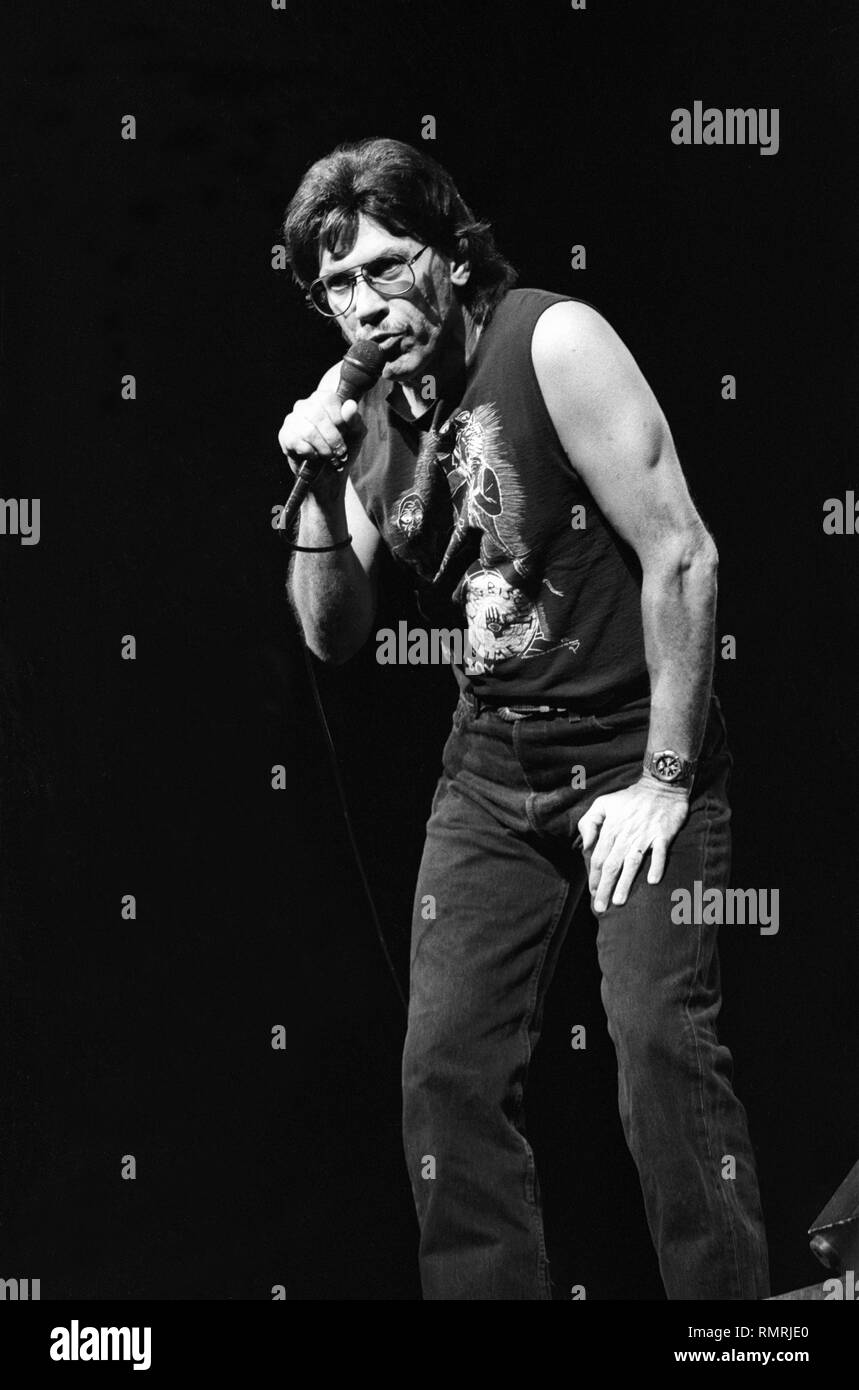 Cantante, compositore e chitarrista John Kay della rock band Steppenwolf è mostrato esibirsi sul palco durante un 'live' aspetto di concerto. Foto Stock
