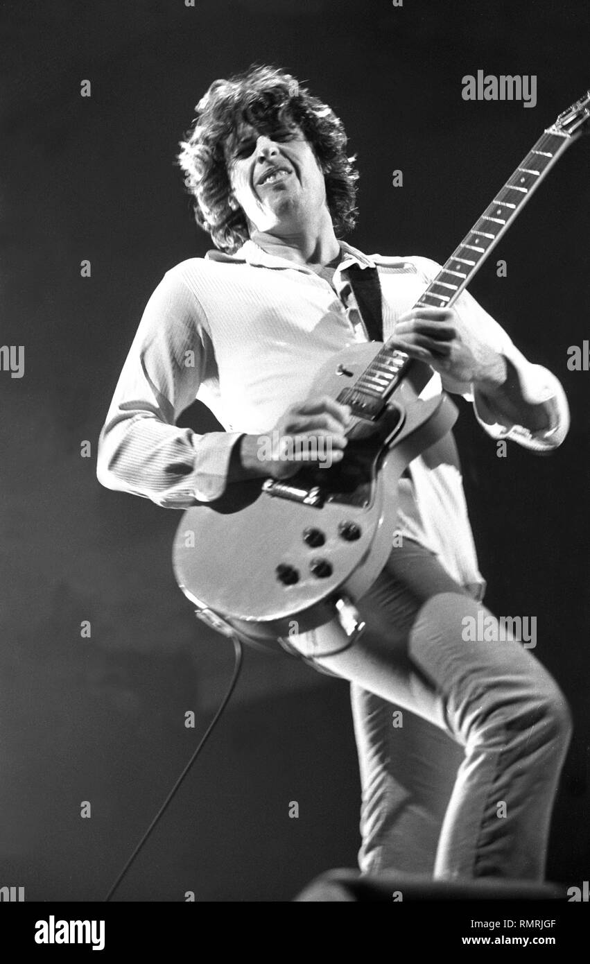 Il chitarrista Dean cetta della rock band di Stone Temple Pilots è mostrato esibirsi sul palco durante un 'live' aspetto di concerto. Foto Stock