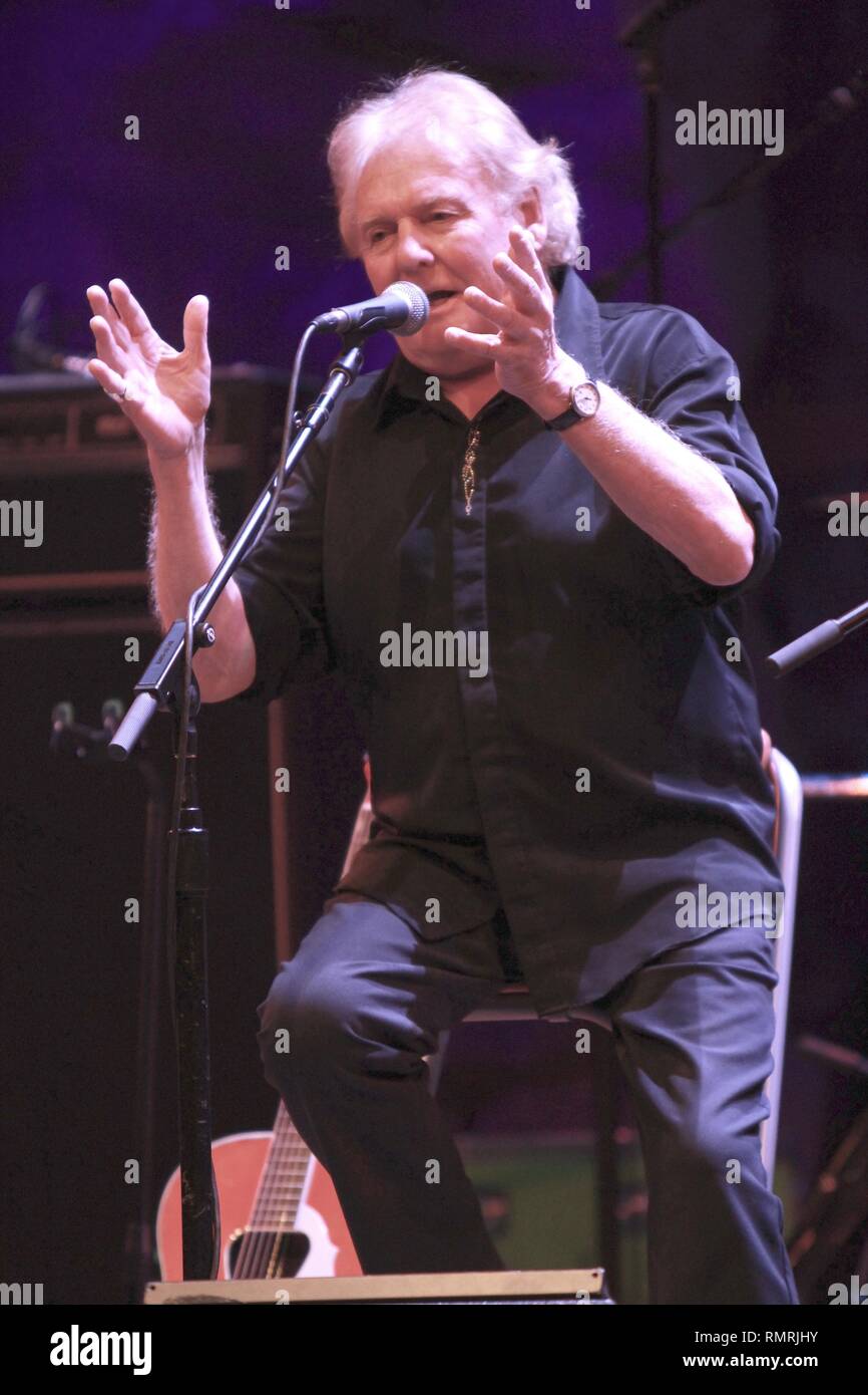 Il cantante e il chitarrista Dave cugini è mostrato esibirsi sul palco durante un 'live' aspetto di concerto con il Strawbs. Foto Stock