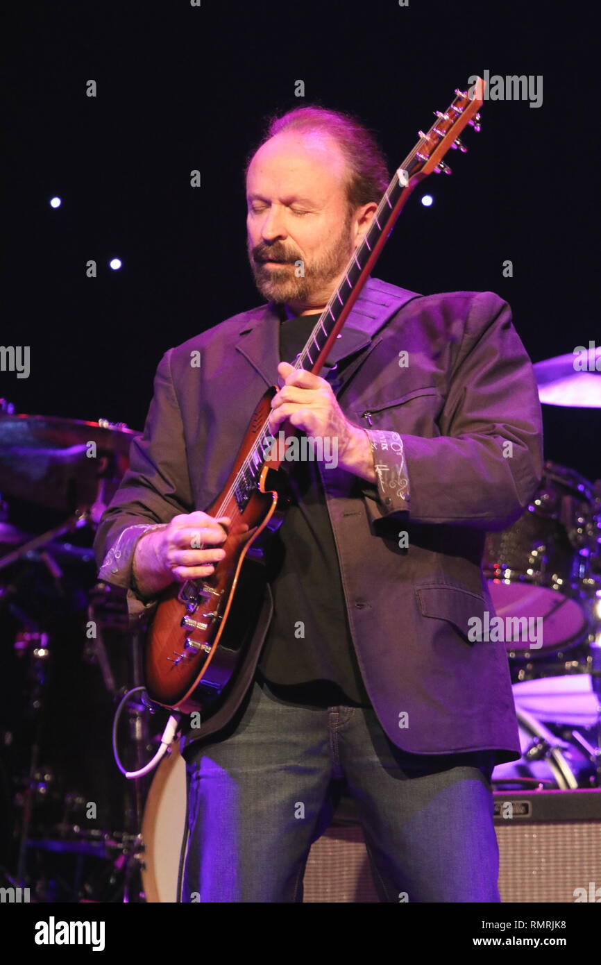 Il chitarrista Daryl Stuermer è mostrato esibirsi sul palco durante un 'live' concerto da solista aspetto. Foto Stock