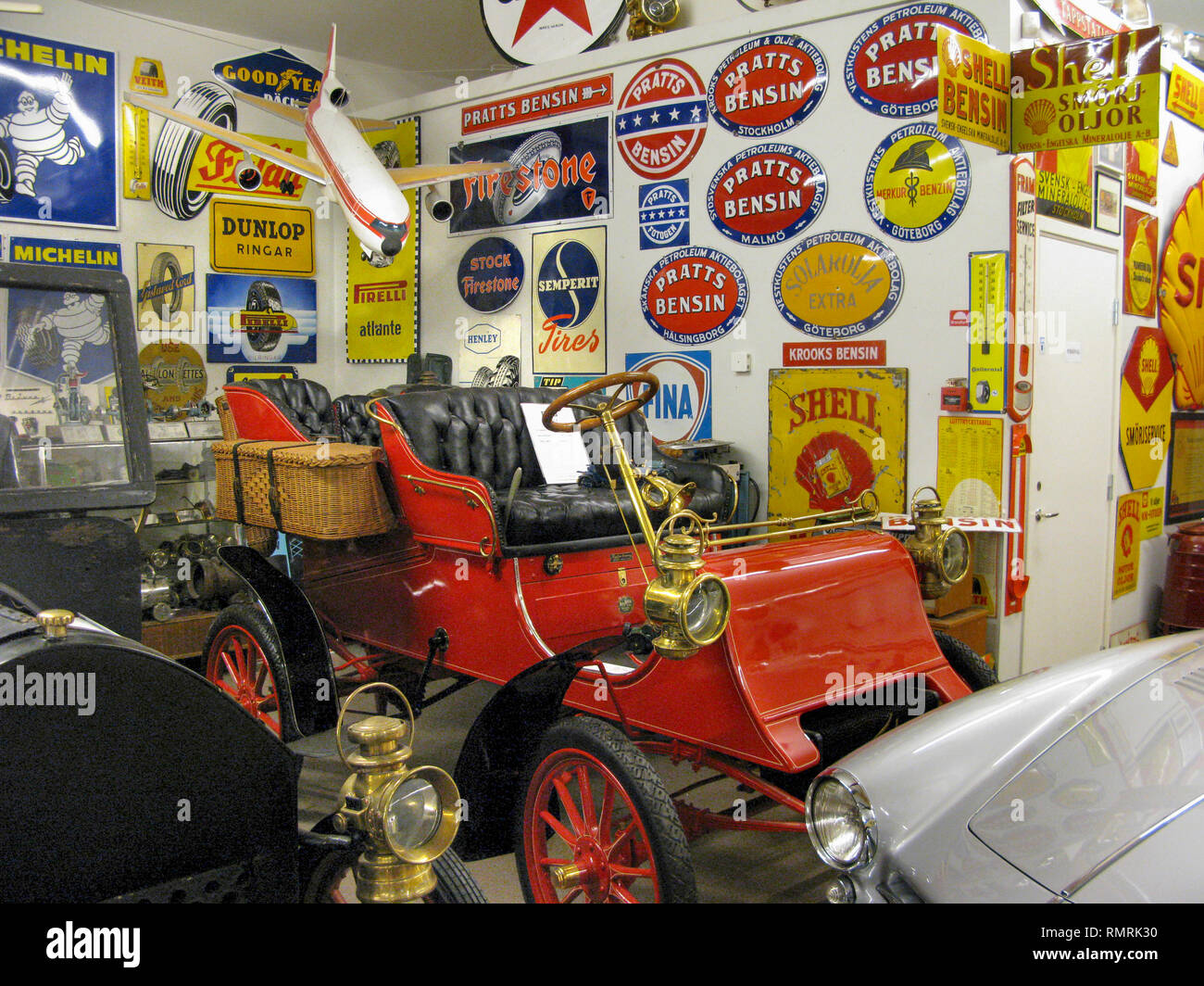 SPARREHOLM Castelli il museo delle auto.una parete con vecchi segni di smalto per auto e prodotti petroliferi Foto Stock