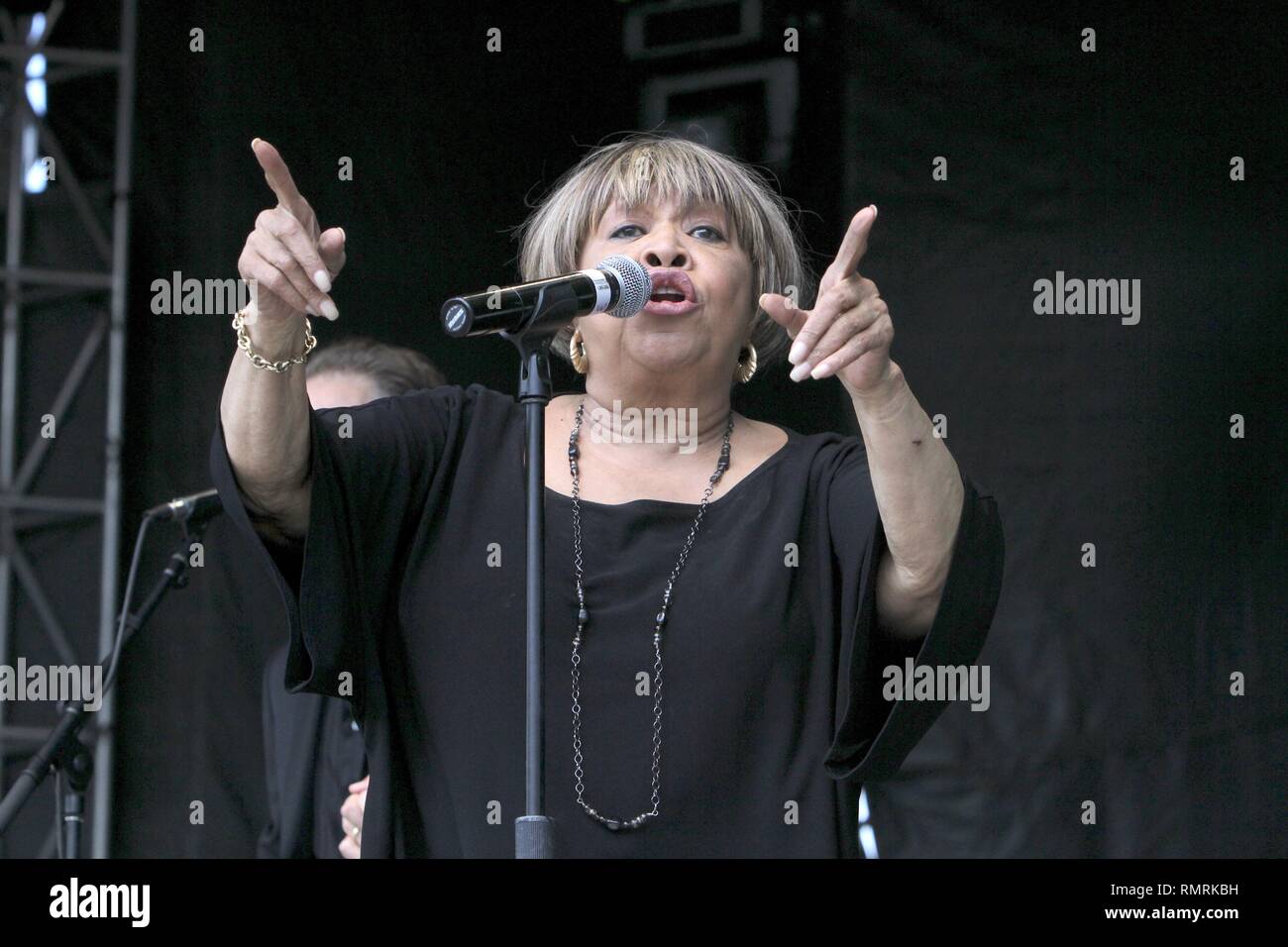 Il cantante Mavis Staples è mostrato esibirsi sul palco durante un 'live' aspetto di concerto. Foto Stock