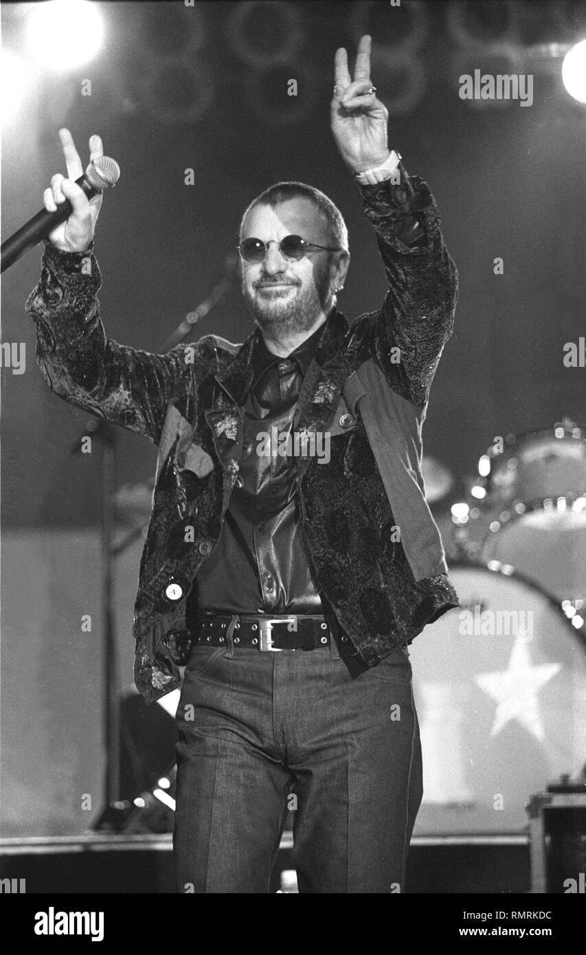Musicista Ringo Starr è mostrato esibirsi sul palco durante un 'live' aspetto concerto tutta la sua banda di Starr. Foto Stock