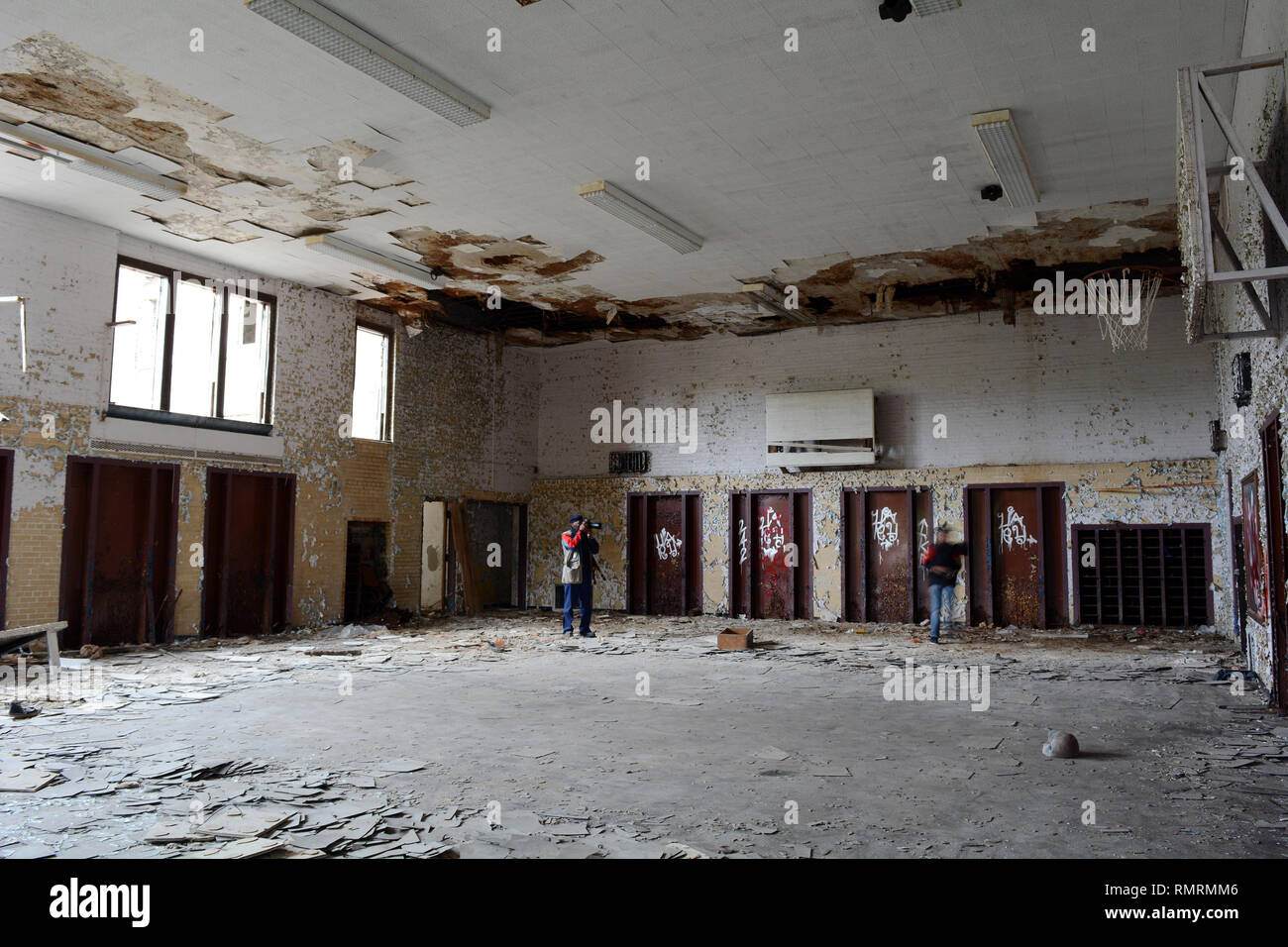 La pallacanestro palestra abbandonata George Brady Scuola Elementare di Detroit Foto Stock