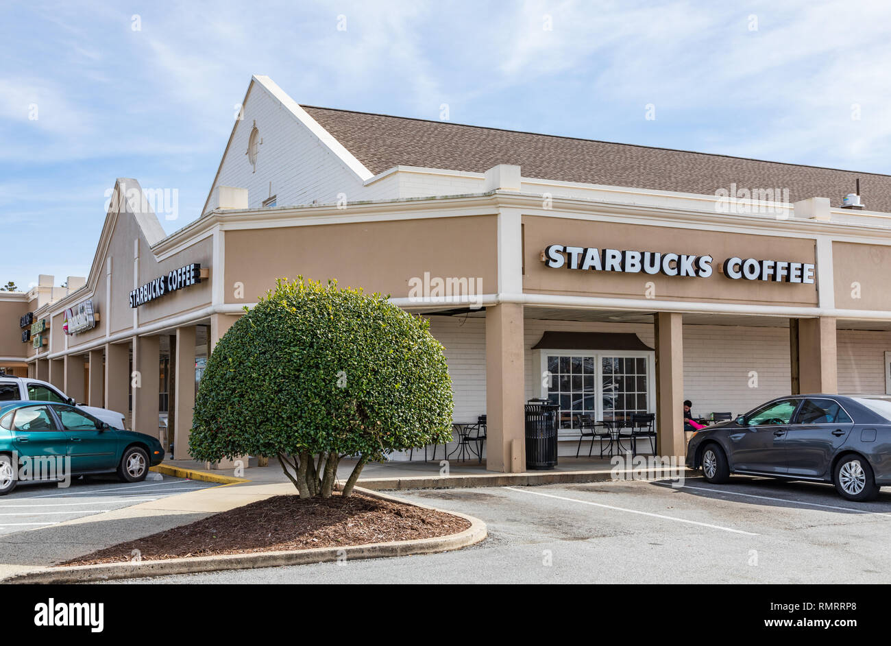 GREENSBORO, NC, Stati Uniti d'America-2/14/19: un caffè Starbucks in Guilford College shopping center. Foto Stock