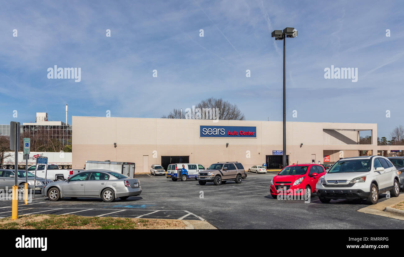 GREENSBORO, NC, Stati Uniti d'America-2/14/19: Un Sears Auto Center in Friendly Shopping Center. Foto Stock