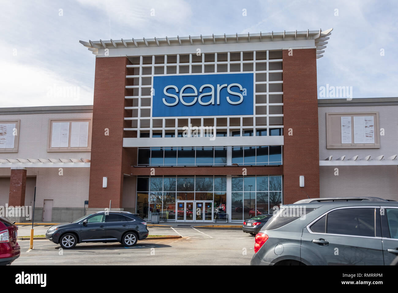 GREENSBORO, NC, Stati Uniti d'America-2/14/19: Sears storefront amichevole nel centro commerciale. Foto Stock