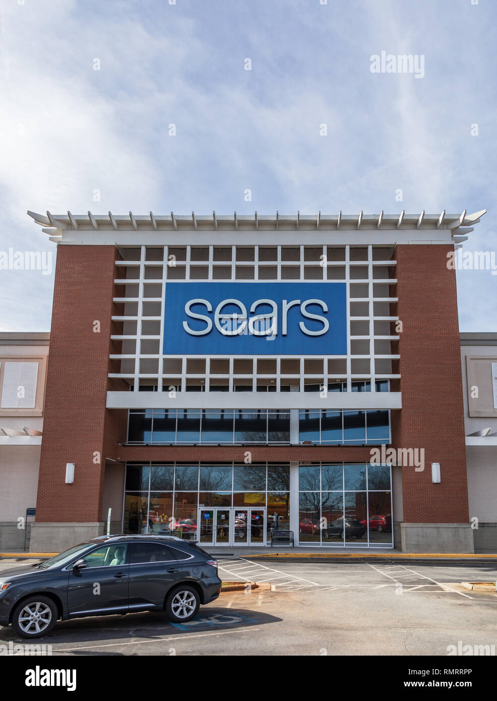 GREENSBORO, NC, Stati Uniti d'America-2/14/19: Sears storefront in Friendly Shopping Centre, verticale. Foto Stock