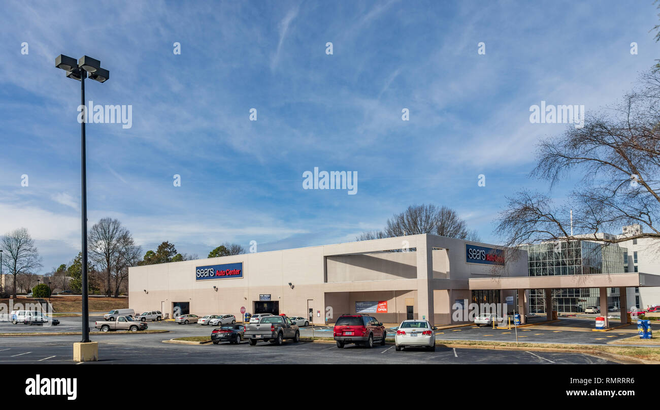 GREENSBORO, NC, Stati Uniti d'America-2/14/19: Un Sears Auto Center in Friendly Shopping Center. Foto Stock