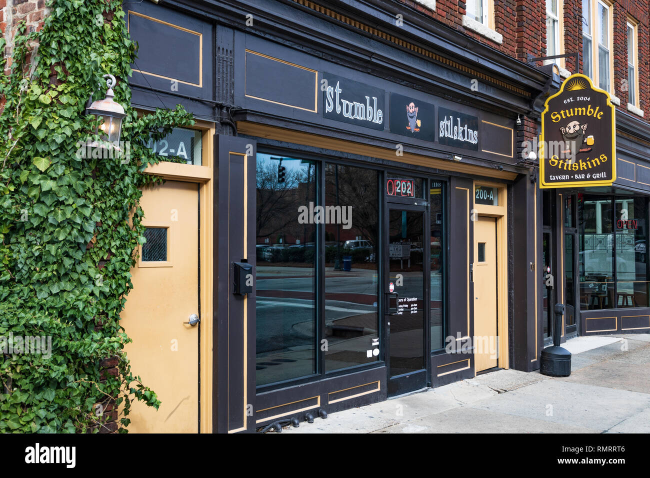 GREENSBORO, NC, Stati Uniti d'America-2/14/19: storefront di inciampare Stilskins tavernetta, bar & grill sul mercato W. St. Foto Stock