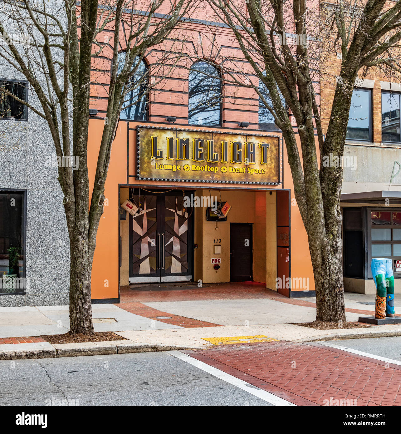 GREENSBORO, NC, Stati Uniti d'America-2/14/19: Ingresso alla ribalta Lounge, su Elm San Foto Stock