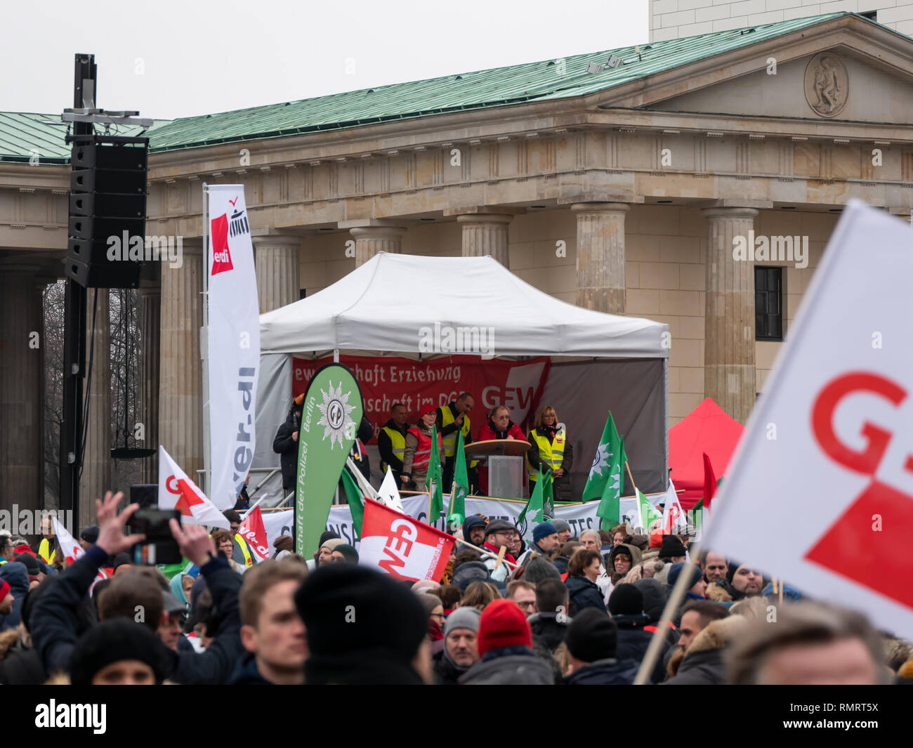 Berlino, Germania - 13 febbraio 2019: dimostrazione dei Sindacati Tedeschi Verdi, GEW, PIL alla Porta di Brandeburgo a Berlino, Germania Foto Stock