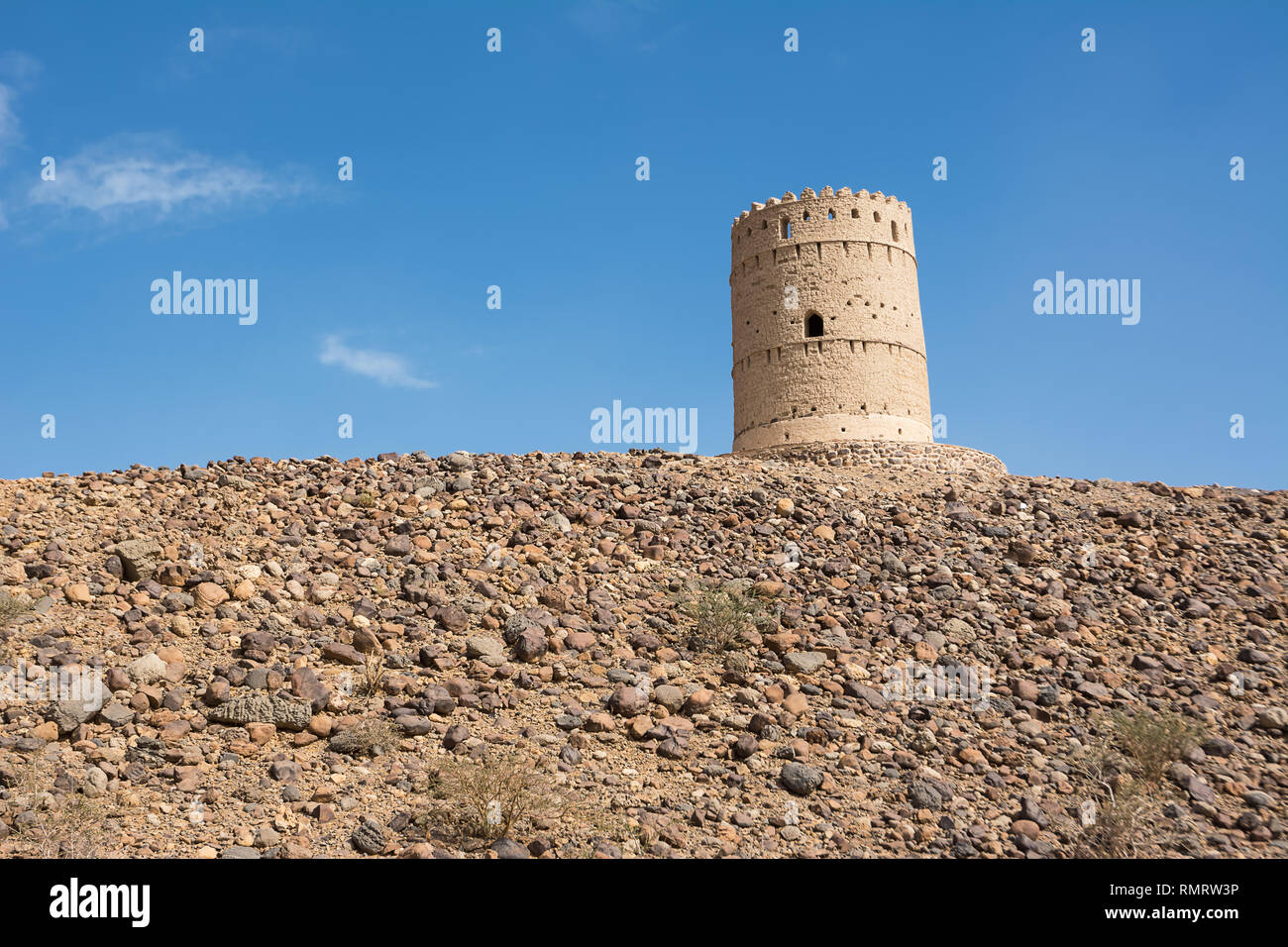 Antica torre sulla cima di una collina rocciosa in Oman Foto Stock Antica torre sulla cima di una collina rocciosa in Oman Foto Stock