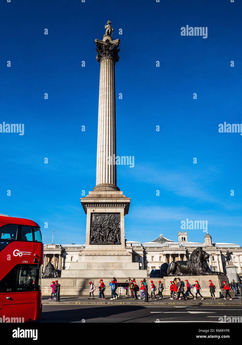 Turismo a Londra - Trafalgar Square di Nelson's colonna con una Londra autobus Routemaster Foto Stock