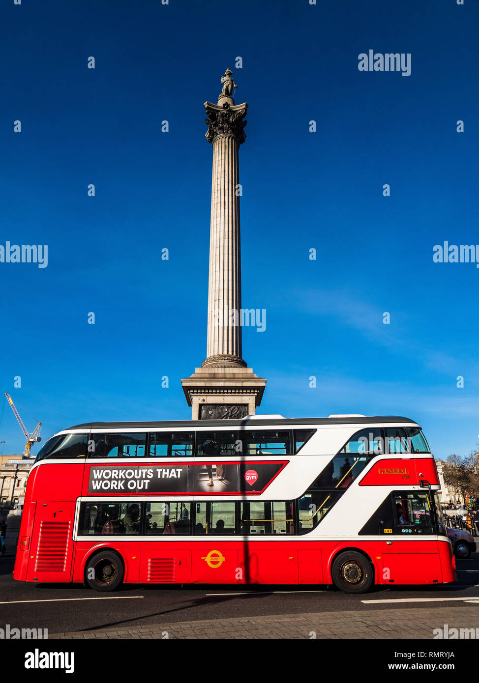 Turismo a Londra - Trafalgar Square di Nelson's colonna con una Londra autobus Routemaster Foto Stock