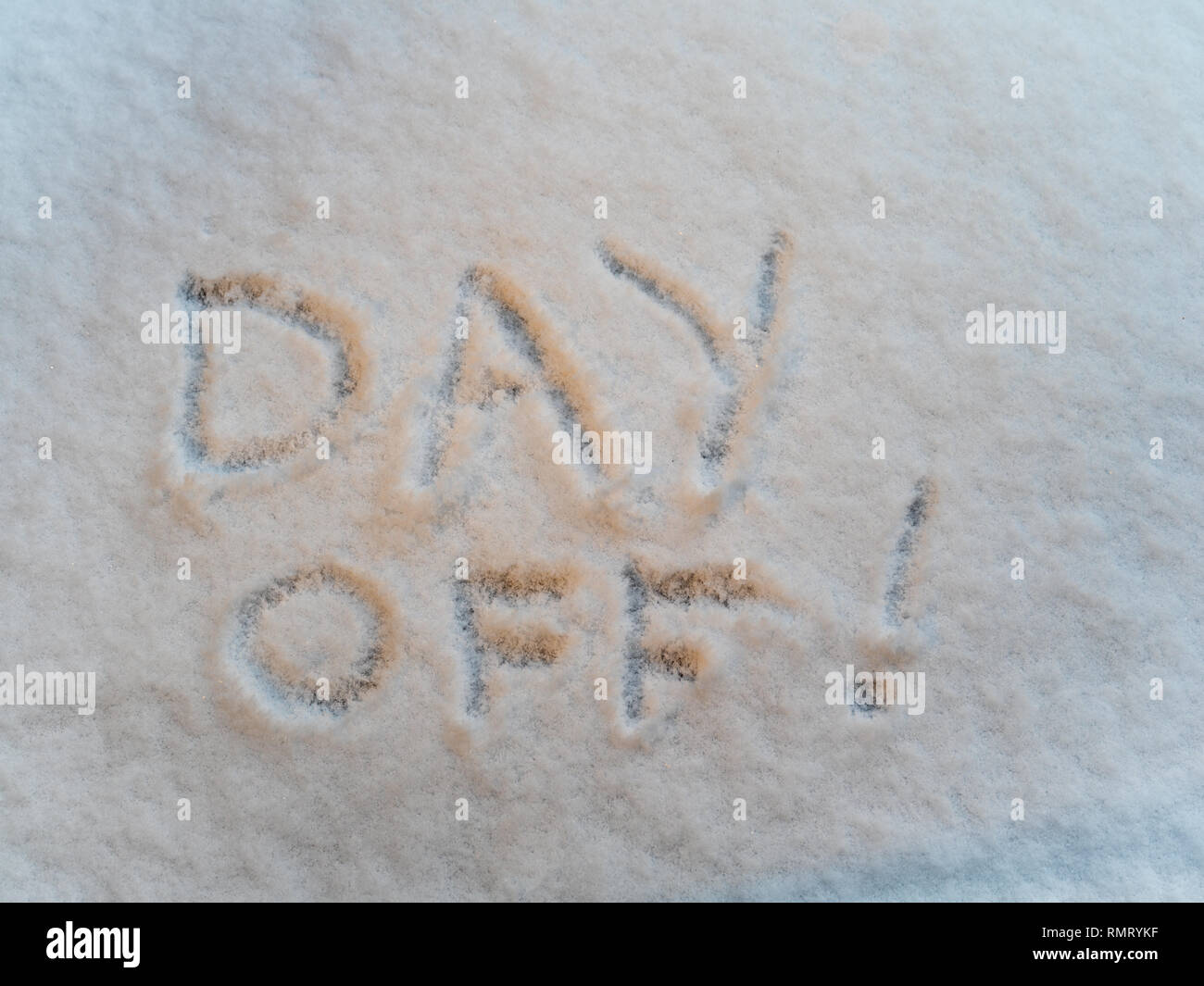 Giornata! Scritto in appena sceso polvere di neve. Foto Stock