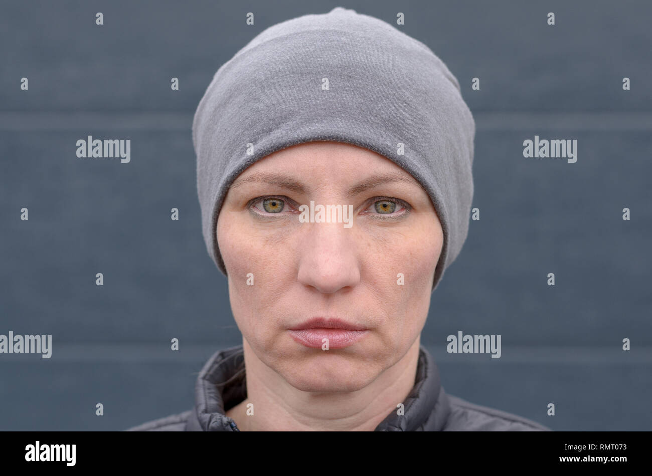 Ritratto di grave donna di mezza età che indossa grigio beanie hat. Foto Stock