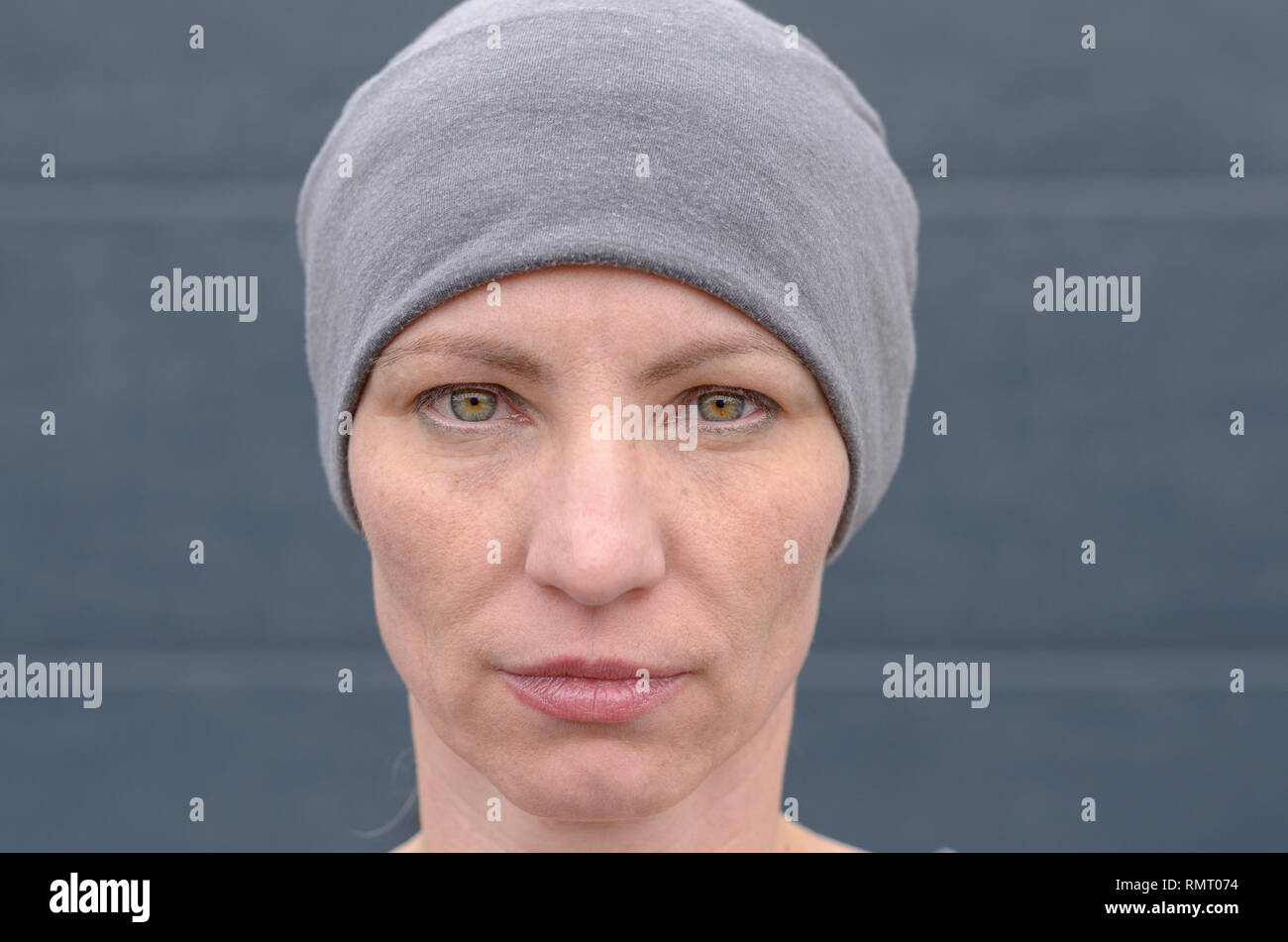Ritratto di grave donna di mezza età che indossa grigio beanie hat. Foto Stock