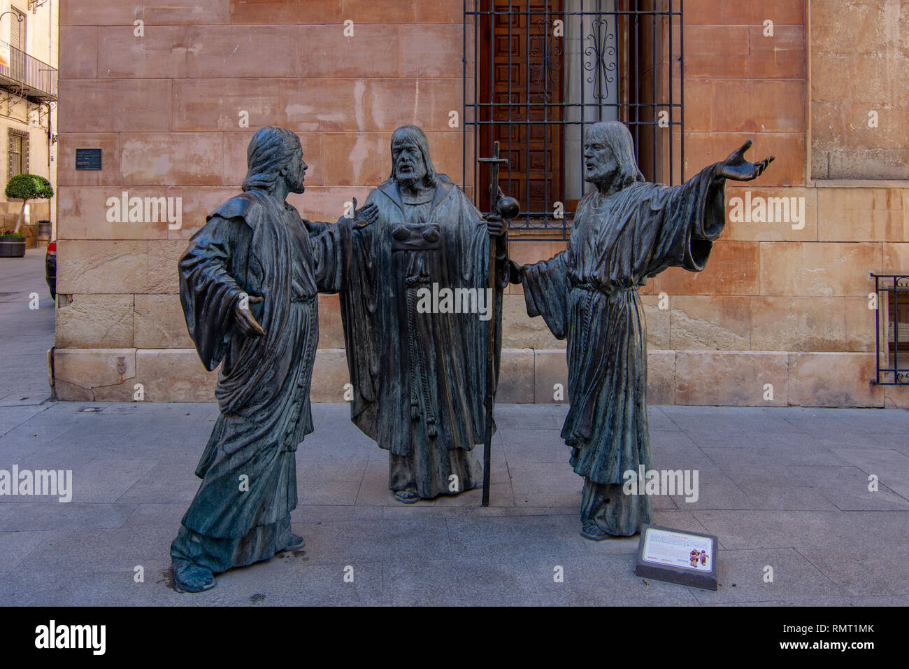 Elche, Alicante, Spagna; Febbraio 2017: primo piano della scultura "tre apostoli' statue in bronzo di fronte alla Basilica di Santa Maria in downtown di ELC Foto Stock