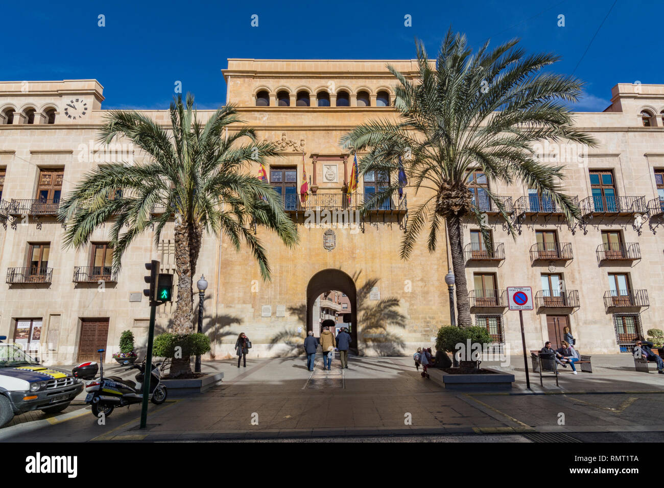 Elche, Alicante, Spagna; Febbraio 2017: arco di ingresso al palazzo comunale e gli edifici residenziali nel centro urbano della città Foto Stock