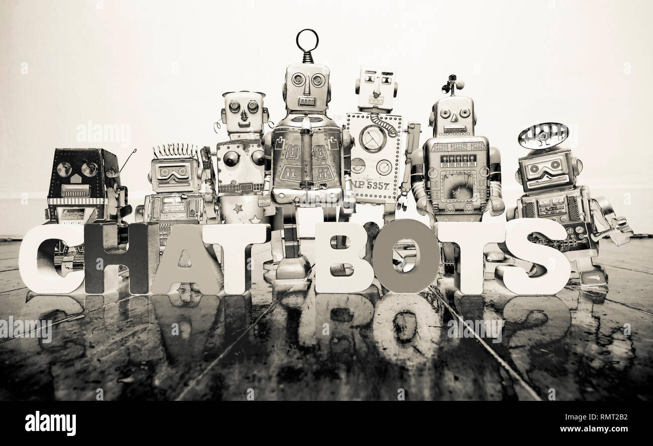 La parola CHAT bot con robot vintage toys solarized monocromatico Foto Stock